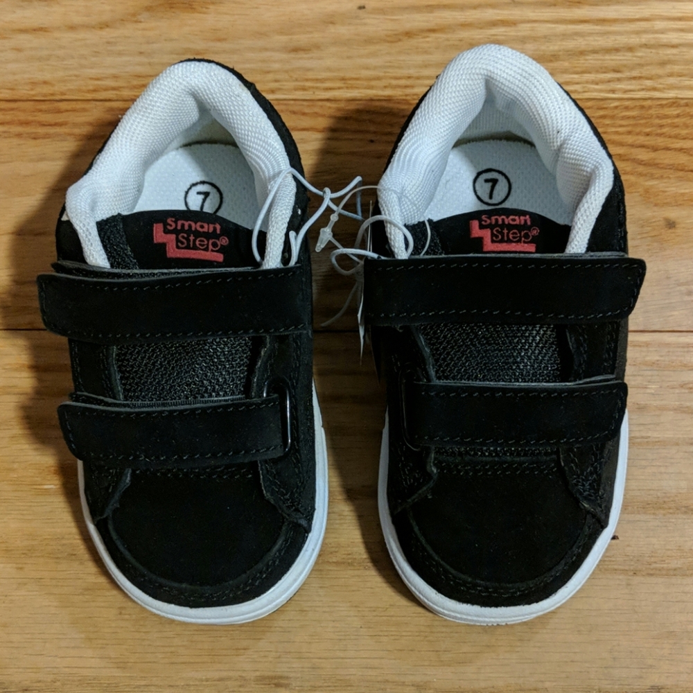 NWT. Black suede skate boys sneakers. Skull